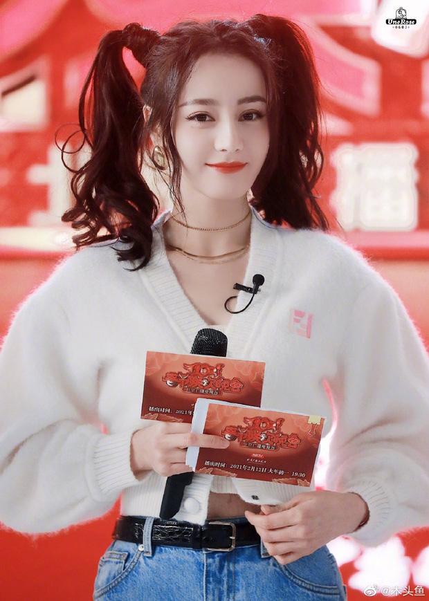 Địch Lệ Nhiệt Ba bùng nổ visual: Hack tuổi đẳng cấp với tóc 2 bên, đúng là đang yêu có khác-1