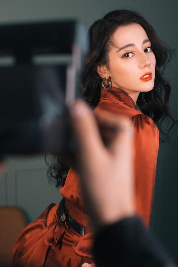 Địch Lệ Nhiệt Ba bùng nổ visual: Hack tuổi đẳng cấp với tóc 2 bên, đúng là đang yêu có khác-8