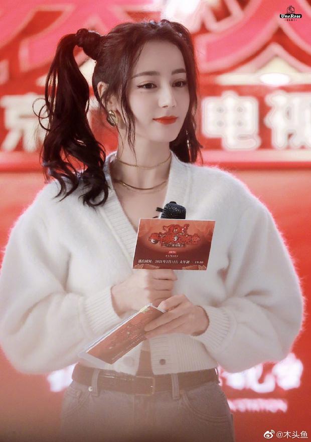 Địch Lệ Nhiệt Ba bùng nổ visual: Hack tuổi đẳng cấp với tóc 2 bên, đúng là đang yêu có khác-4