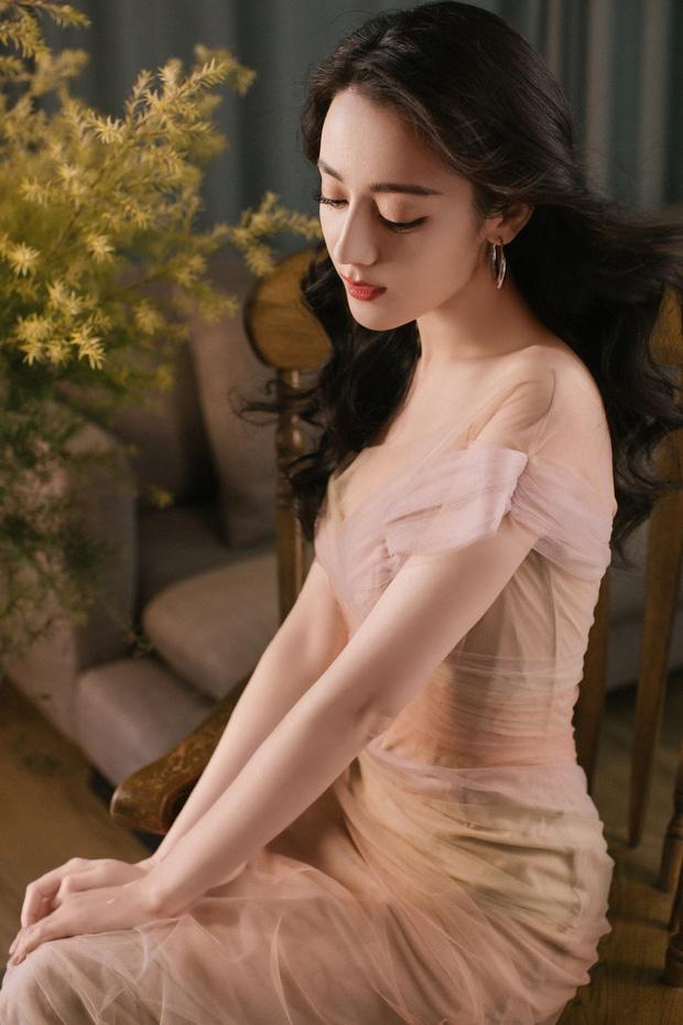 Địch Lệ Nhiệt Ba bùng nổ visual: Hack tuổi đẳng cấp với tóc 2 bên, đúng là đang yêu có khác-6