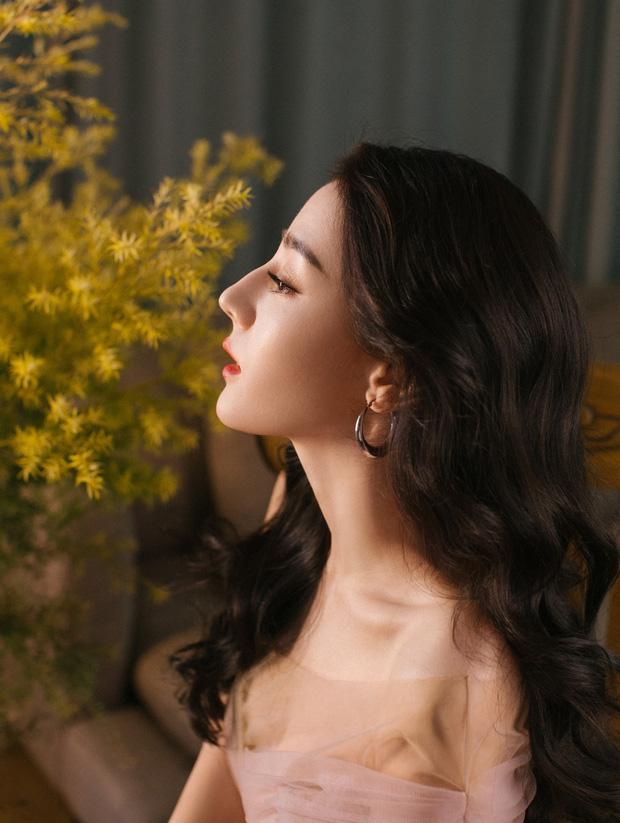 Địch Lệ Nhiệt Ba bùng nổ visual: Hack tuổi đẳng cấp với tóc 2 bên, đúng là đang yêu có khác-7