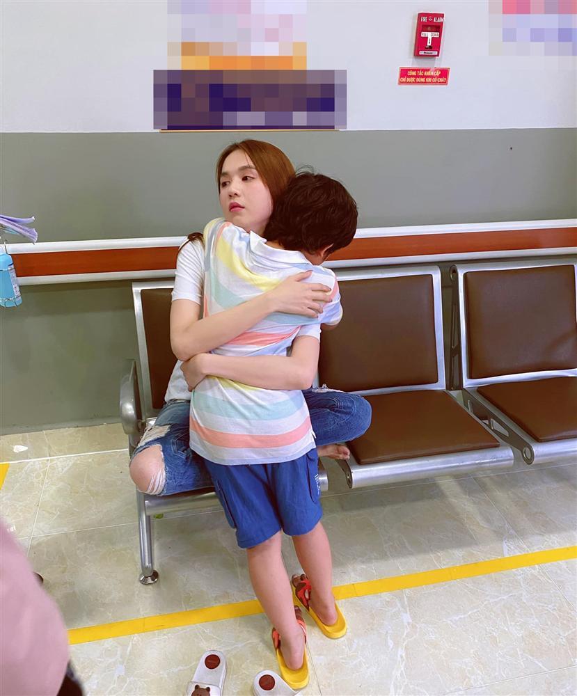 Ngọc Trinh hôn môi bé trai gây tranh cãi: Mẹ đẻ bé nói gì?-2