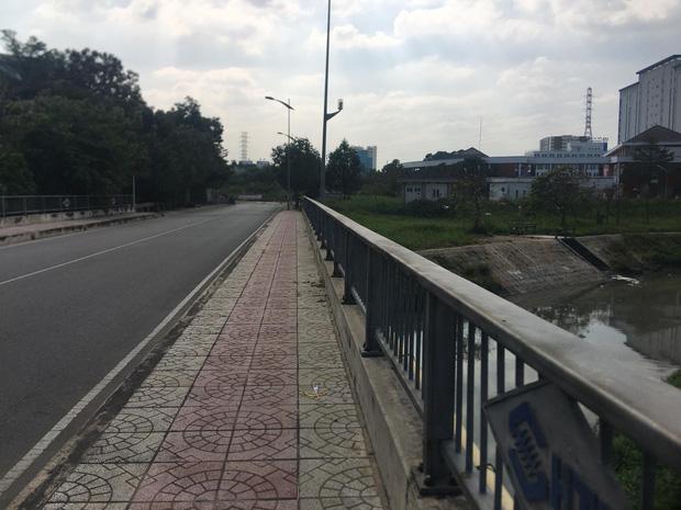 TP.HCM: Cãi nhau với người yêu, cô gái nhảy cầu tự tử nhưng bị gãy chân vì nước cạn-1