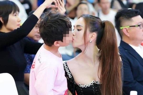 Ngọc Trinh không đội mũ bảo hiểm, liều lĩnh kẹp 3 trên đường-5