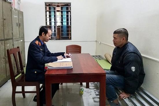 Bắc Ninh: Cha đẻ nghiện ma túy, thủ sẵn roi trong nhà, đánh đập con trai suốt thời gian dài