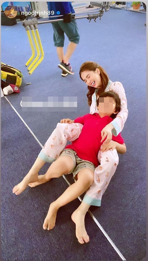 Ngọc Trinh hôn môi bé trai gây tranh cãi: Mẹ đẻ bé nói gì?-4