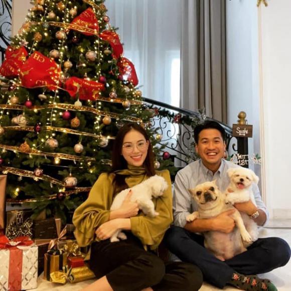 Linh Rin khoe tậu nhà mới, Tiên Nguyễn bị soi trang phục mỏng manh khi cùng bố tỷ phú xuất hiện ở Hà Nội-2