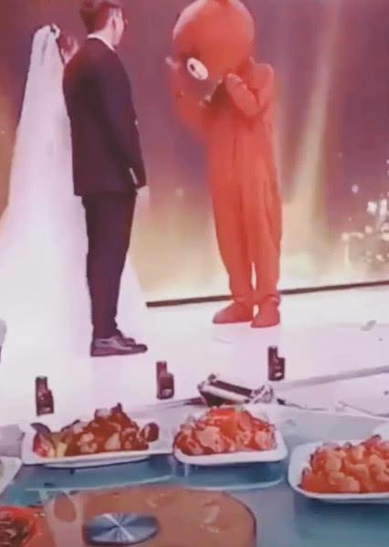 Cô dâu ôm người yêu cũ khóc nức nở ở đám cưới, phản ứng chú rể ai cũng sốc-1