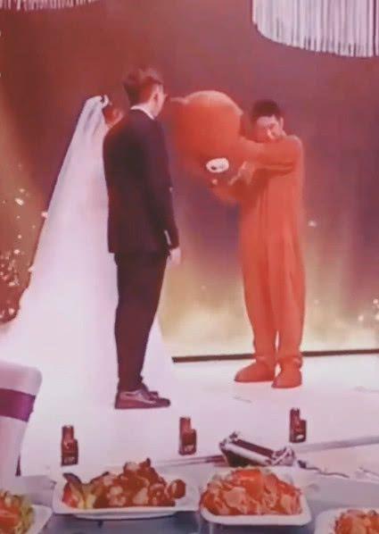 Cô dâu ôm người yêu cũ khóc nức nở ở đám cưới, phản ứng chú rể ai cũng sốc-2