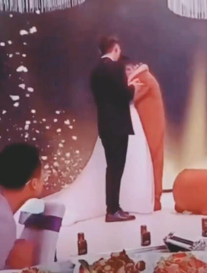 Cô dâu ôm người yêu cũ khóc nức nở ở đám cưới, phản ứng chú rể ai cũng sốc-3