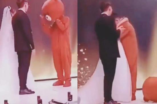 Cô dâu ôm người yêu cũ khóc nức nở ở đám cưới, phản ứng chú rể ai cũng sốc