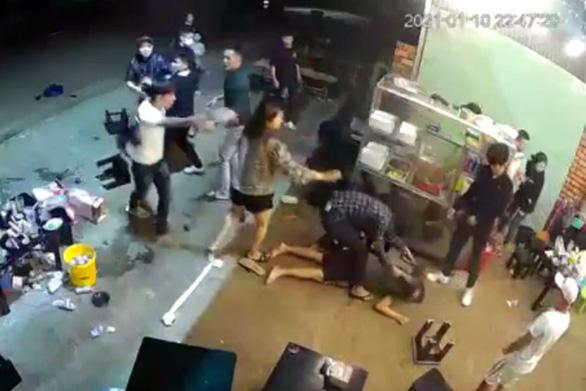 Clip: Đánh đập dã man 1 người trong quán nhậu ở Đồng Nai, 6 thanh niên bị tạm giữ-2