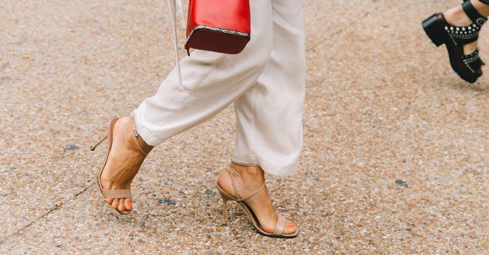 Người có bàn chân rộng nên đi giày gì?-2