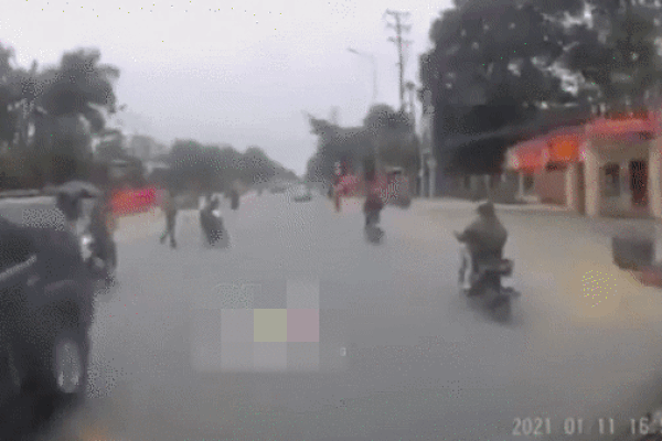 Clip: Phanh gấp suýt mài mặt, người đàn ông ngáng chân cụ bà ngã theo đau đớn-1