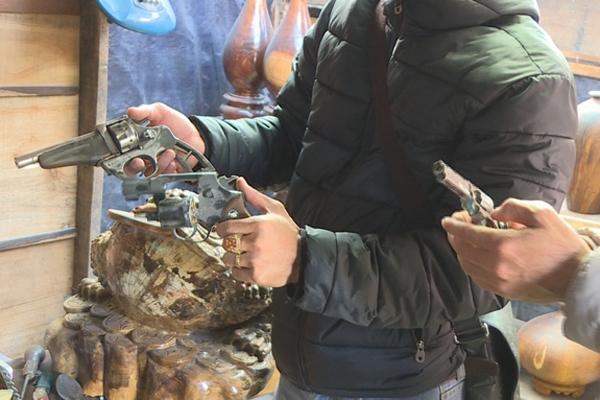 Bắt thanh niên bán ma túy có 2 hầm trú ẩn, 4 khẩu súng-2