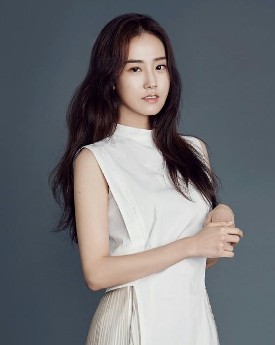 Cựu thành viên 4Minute Heo Gayoon ký hợp đồng với công ty mới Management Redwoods. Trước đó trong năm 2020, cô đóng vai chính trong bộ phim 
