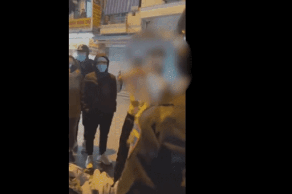 Clip: Bị CSĐT kiểm tra, thanh niên liền lột đồ, đọc rap, hít đất giữa giá rét căm căm ở Hà Nội