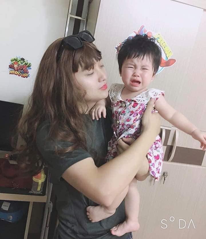 Cười ngất với loạt ảnh các ông bố cao tay giả làm mẹ chiêu dụ con hợp tác răm rắp-1