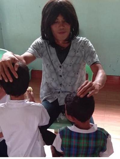 Cười ngất với loạt ảnh các ông bố cao tay giả làm mẹ chiêu dụ con hợp tác răm rắp-5