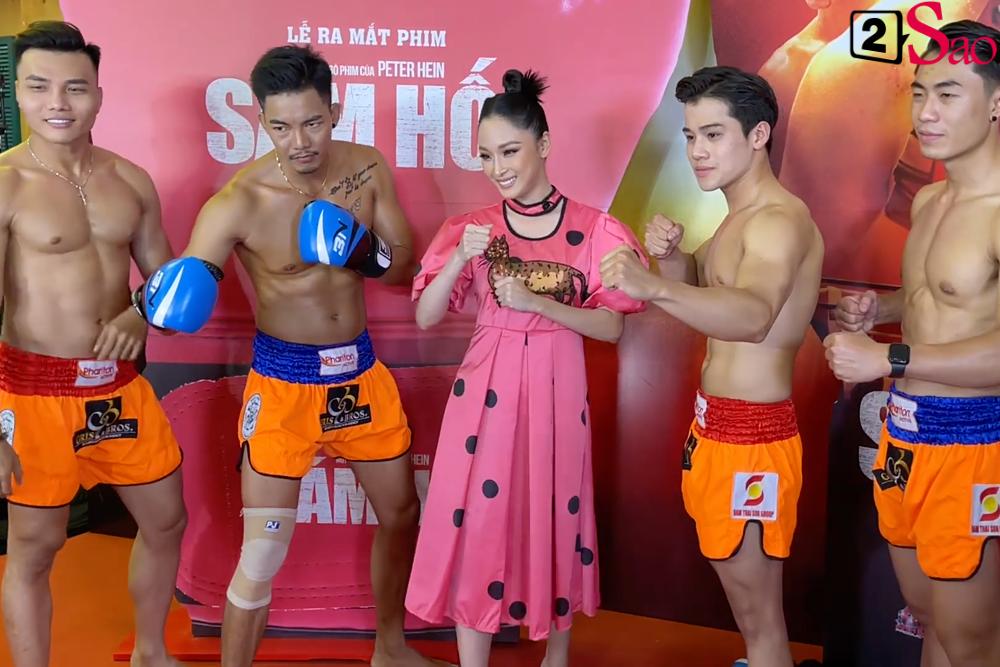 Trương Hồ Phương Nga rạng rỡ bên các võ sĩ 6 múi tại sự kiện ra mắt phim Sám hối-2