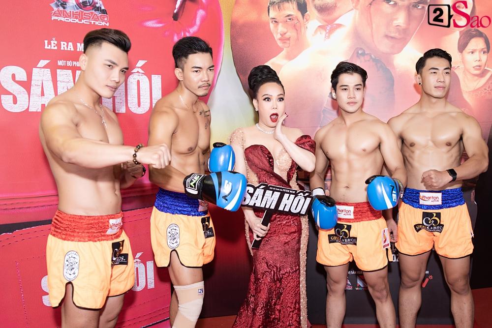 Trương Hồ Phương Nga rạng rỡ bên các võ sĩ 6 múi tại sự kiện ra mắt phim Sám hối-6