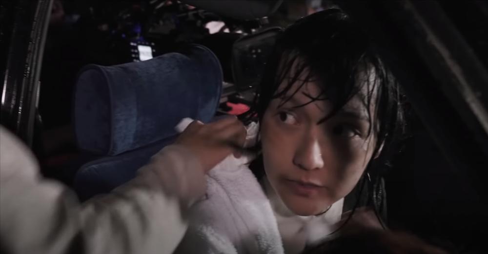 Hải Tú phải quay cảnh dưới mưa khổ sở, Sơn Tùng M-TP đáng nhẽ được về ngủ nghỉ nhưng quyết ở lại-4