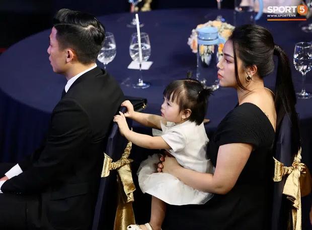 Khánh Linh - vợ Bùi Tiến Dũng lần đầu xuất hiện sau đám cưới, nhan sắc tăng lên vài chân kính-4