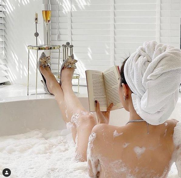 Ngọc Trinh nude trong bồn tắm nhưng vẫn đi giày hiệu 100 triệu-1