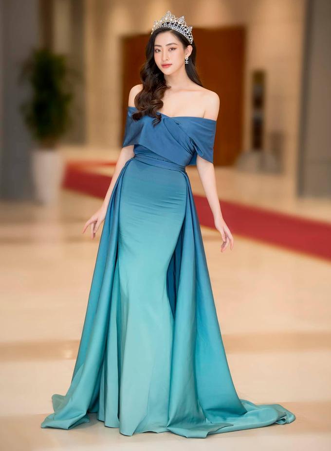 Mai Phương Thúy diện đồ đen giữa rừng mỹ nhân váy áo đủ màu-2