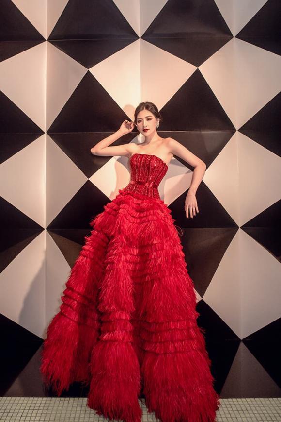 Mai Phương Thúy diện đồ đen giữa rừng mỹ nhân váy áo đủ màu-3