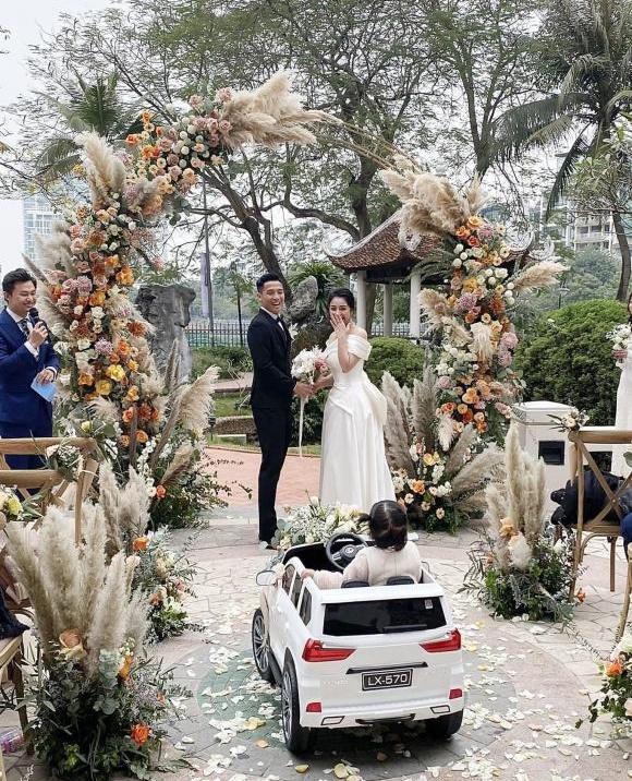 Năm 2021, cặp đôi đình đám nào sẽ đón Trâu Vàng chào đời?-2