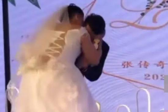 Chú rể bị vợ cưỡng hôn trên sân khấu, ngoại hình cô dâu ai cũng giật mình