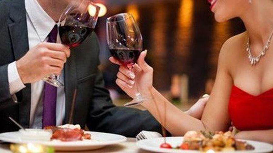 Vợ bắt thóp chồng chán cơm thèm phở chỉ nhờ... thắp hương không cháy hết-1