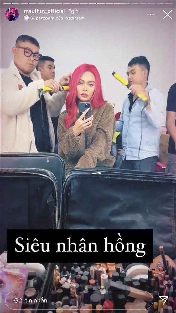 Mâu Thủy lột xác mạnh mẽ với tóc hồng rực giống Thúy Ngân, Vũ Ngọc Anh-2