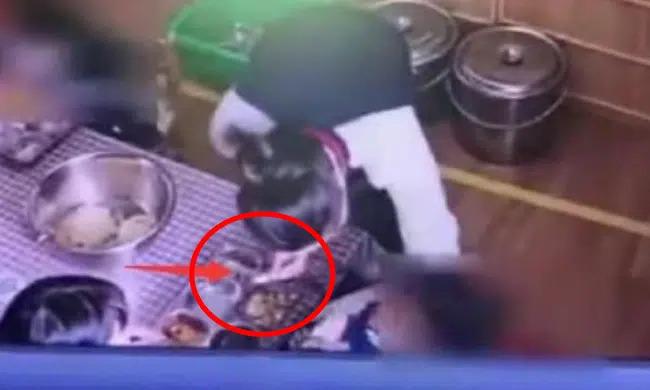 Giáo viên mẫu giáo ép học trò ăn tương ớt gây phẫn nộ-1