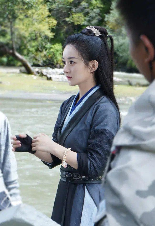 Hữu Phỉ: Triệu Lệ Dĩnh trúng độc nằm trong tay Vương Nhất Bác, netizen phản ứng ngược đời-4