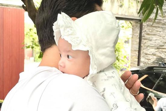 Con gái Hồ Ngọc Hà lộ diện rõ nét, quả nhiên kế thừa nhan sắc mẹ