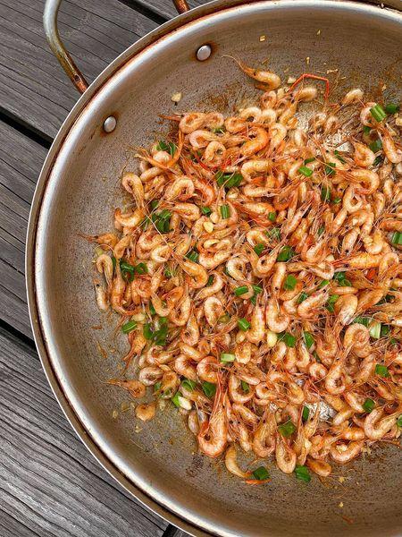 Tăng Thanh Hà trổ tài làm món tép rang giá bình dân mà ai cũng xuýt xoa khen ngon hết nấc-1