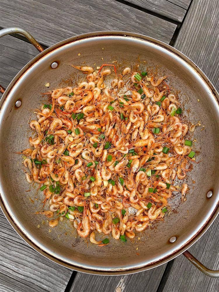 Tăng Thanh Hà trổ tài làm món tép rang giá bình dân mà ai cũng xuýt xoa khen ngon hết nấc-4