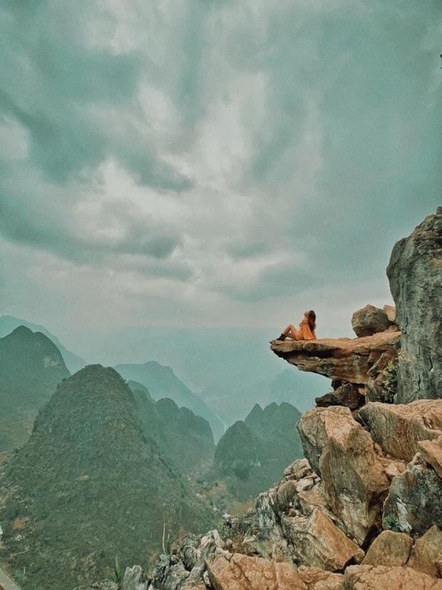 Dân phượt hết cửa check-in ở mỏm đá tử thần trên đèo Mã Pí Lèng sau vụ du khách trượt chân rơi xuống khe đá-2