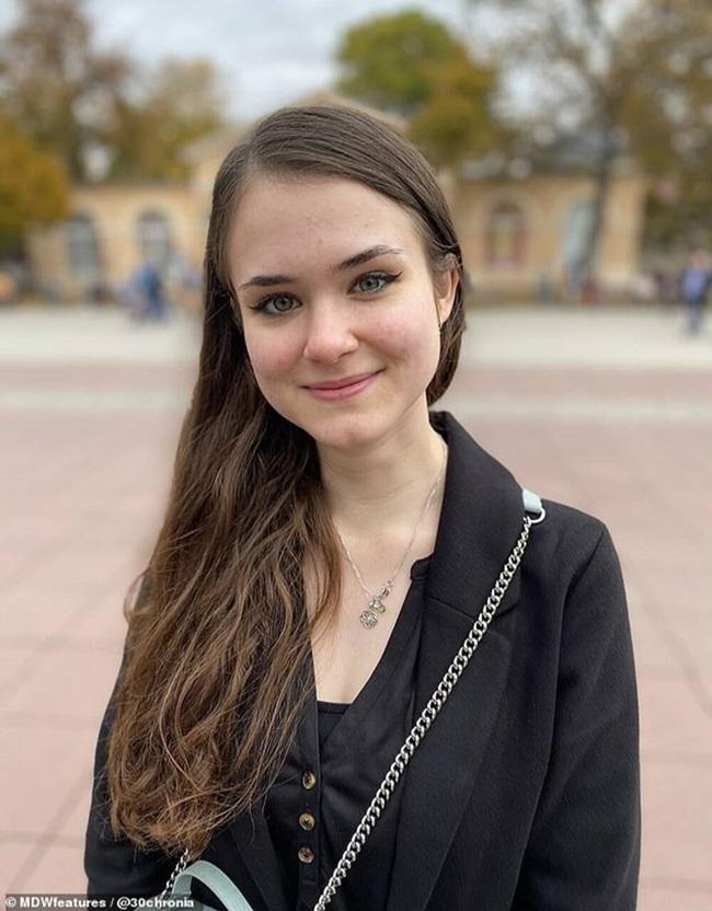 Trúng tiếng sét ái tình, nữ sinh yêu giáo sư hơn tận 27 tuổi, soi nhan sắc ai cũng ngỡ ngàng-1