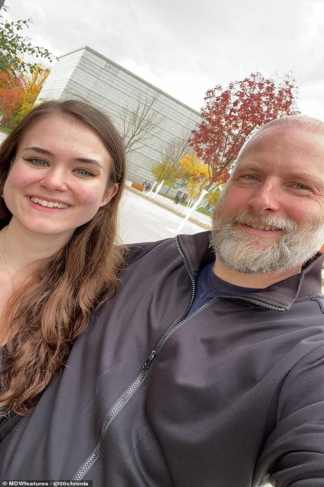 Trúng tiếng sét ái tình, nữ sinh yêu giáo sư hơn tận 27 tuổi, soi nhan sắc ai cũng ngỡ ngàng-2