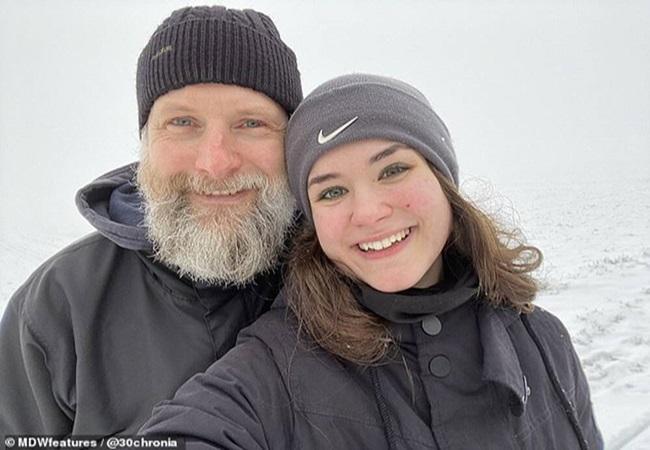 Trúng tiếng sét ái tình, nữ sinh yêu giáo sư hơn tận 27 tuổi, soi nhan sắc ai cũng ngỡ ngàng-6