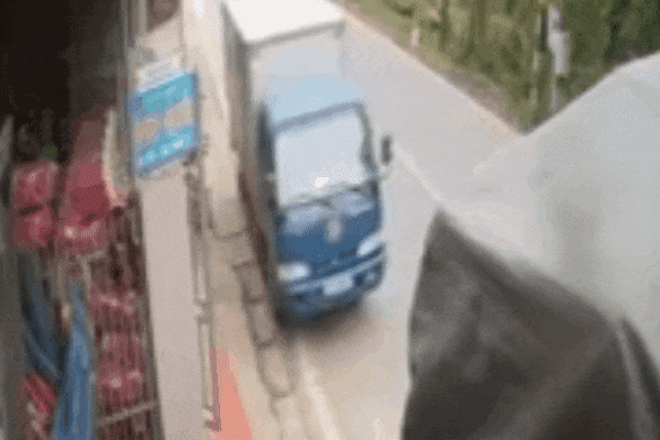 Clip: Xe tải không người lái vẫn lùi xe cực 'dứt khoát'