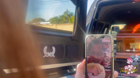 Hoài Linh khóc nức nở tiễn biệt mẹ qua màn hình facetime-2