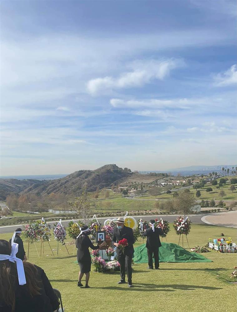 Hoài Linh khóc nức nở tiễn biệt mẹ qua màn hình facetime-4