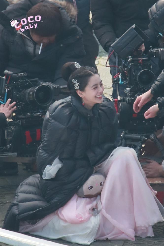 Angela Baby rạng rỡ sau ồn ào giật bồ, mọi chú ý đổ dồn vào chiếc cằm kỳ lạ-1