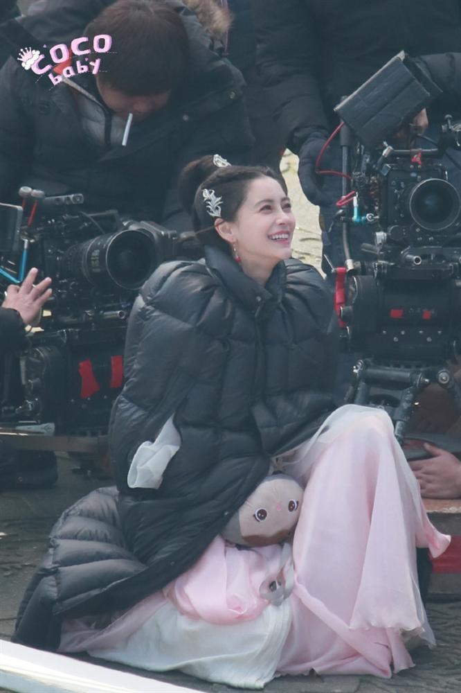 Angela Baby rạng rỡ sau ồn ào giật bồ, mọi chú ý đổ dồn vào chiếc cằm kỳ lạ-2