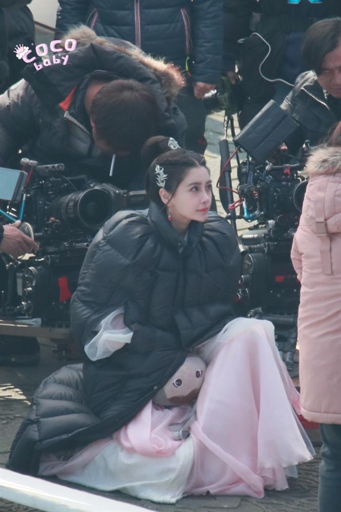 Angela Baby rạng rỡ sau ồn ào giật bồ, mọi chú ý đổ dồn vào chiếc cằm kỳ lạ-3