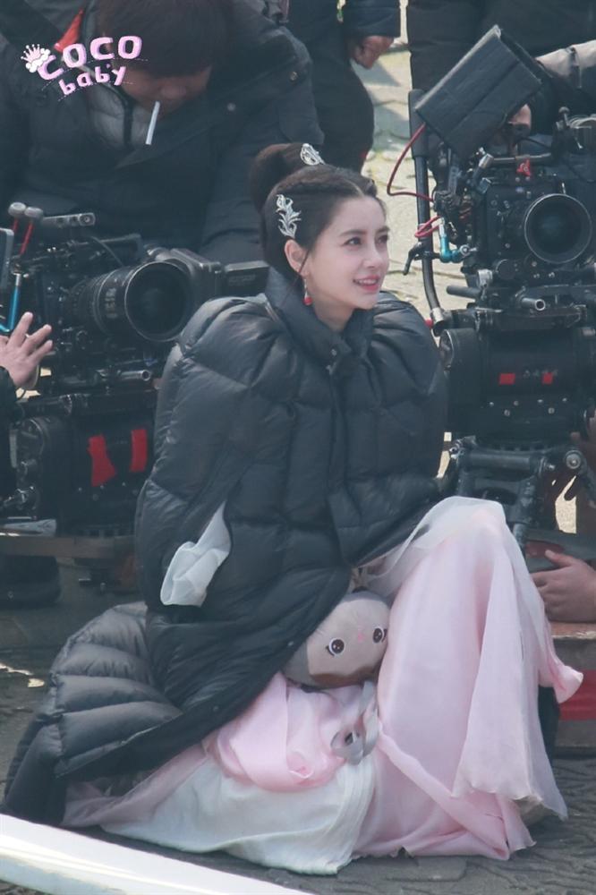 Angela Baby rạng rỡ sau ồn ào giật bồ, mọi chú ý đổ dồn vào chiếc cằm kỳ lạ-4